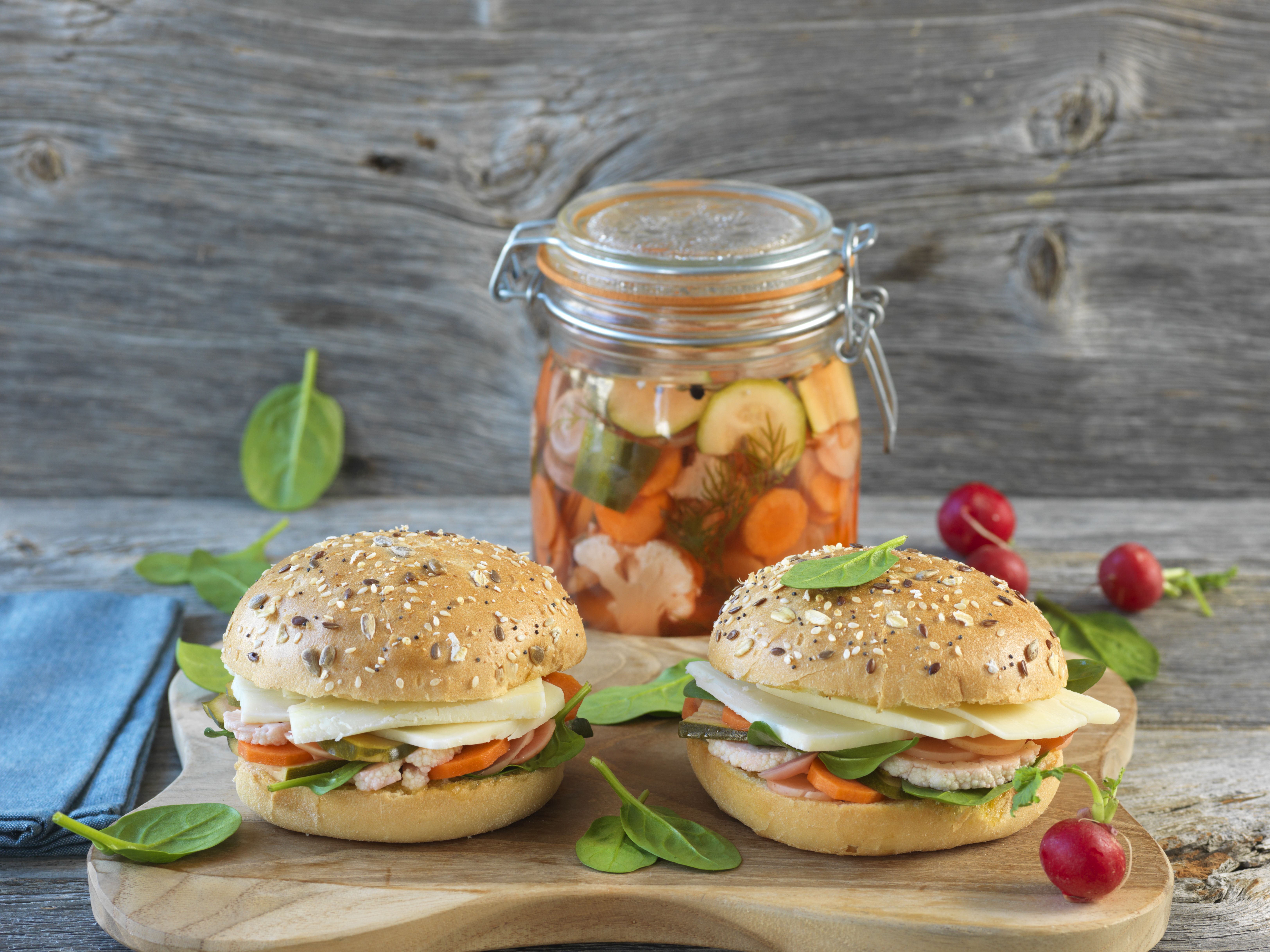 Pan bagnat aux légumes marinés et Graviera fumé Pan bagnat aux légumes marinés et Graviera fumé